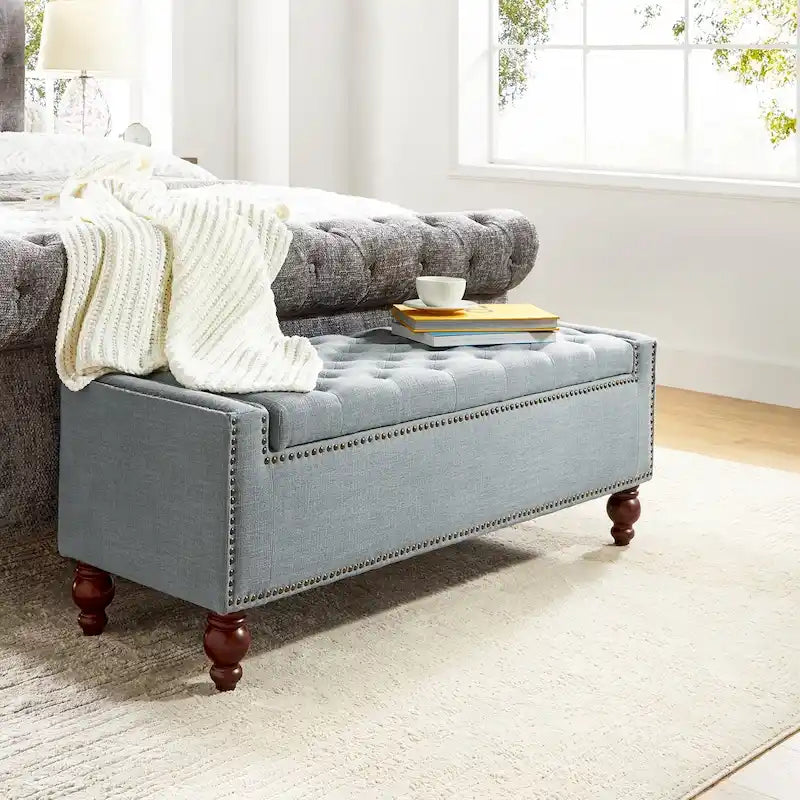 Banc de rangement capitonné classique avec garnitures cloutées