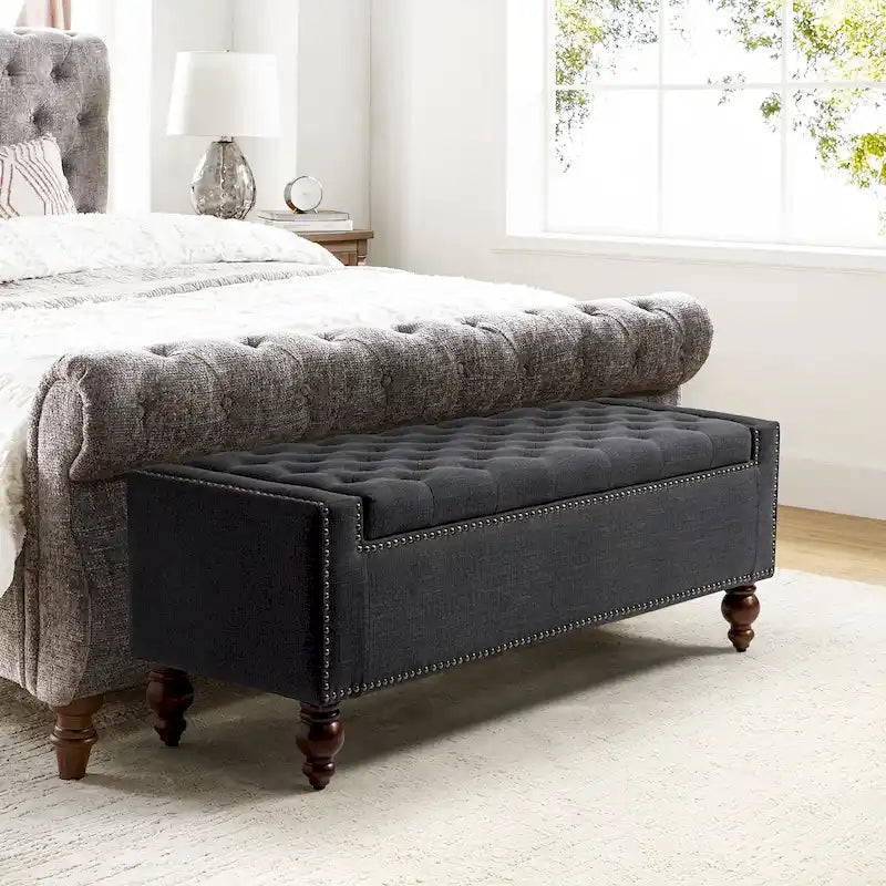 Banc de rangement capitonné classique avec garnitures cloutées