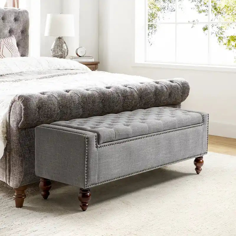 Banc de rangement capitonné classique avec garnitures cloutées