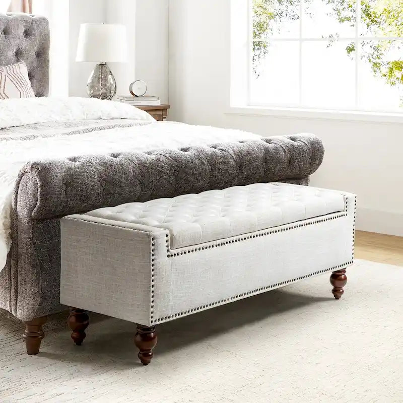 Banc de rangement capitonné classique avec garnitures cloutées