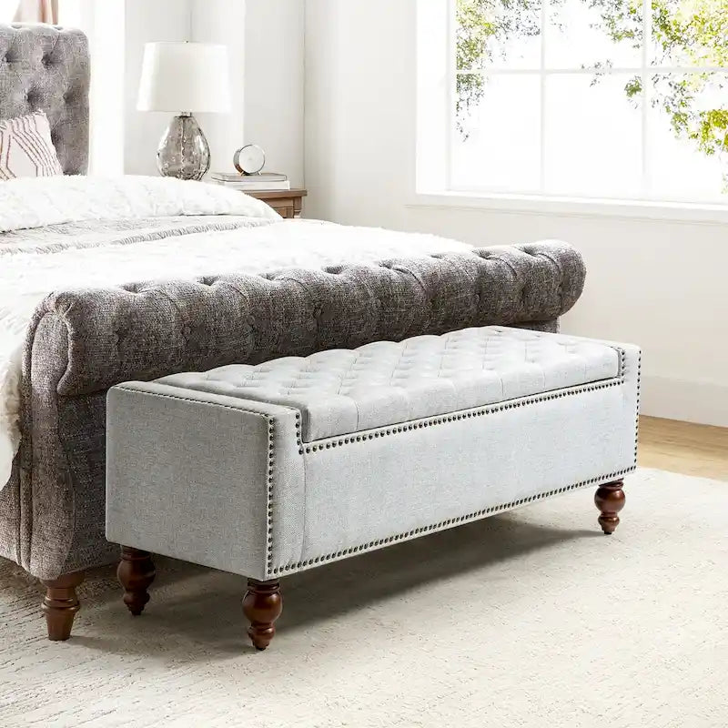 Banc de rangement capitonné classique avec garnitures cloutées