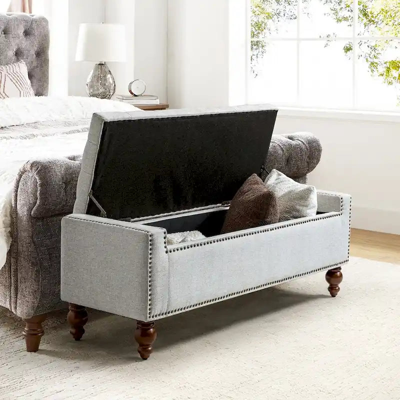 Banc de rangement capitonné classique avec garnitures cloutées