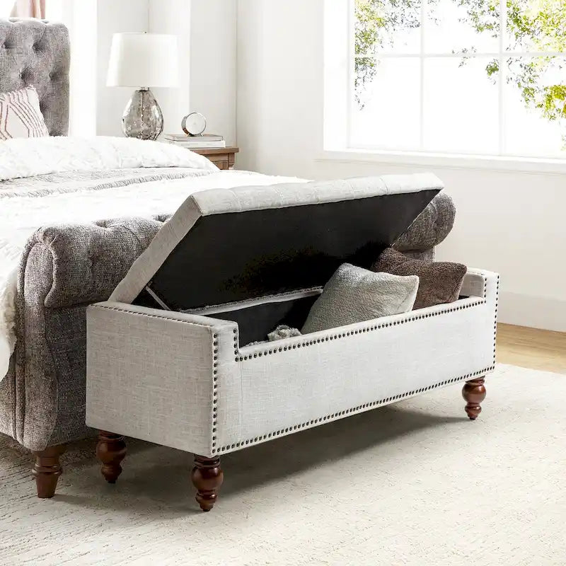 Banc de rangement capitonné classique avec garnitures cloutées