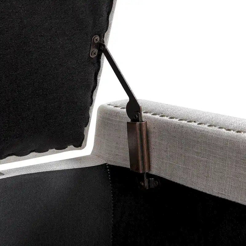 Banc de rangement capitonné classique avec garnitures cloutées