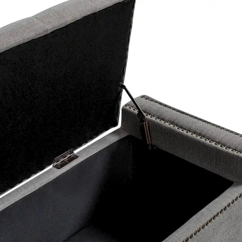Banc de rangement capitonné classique avec garnitures cloutées