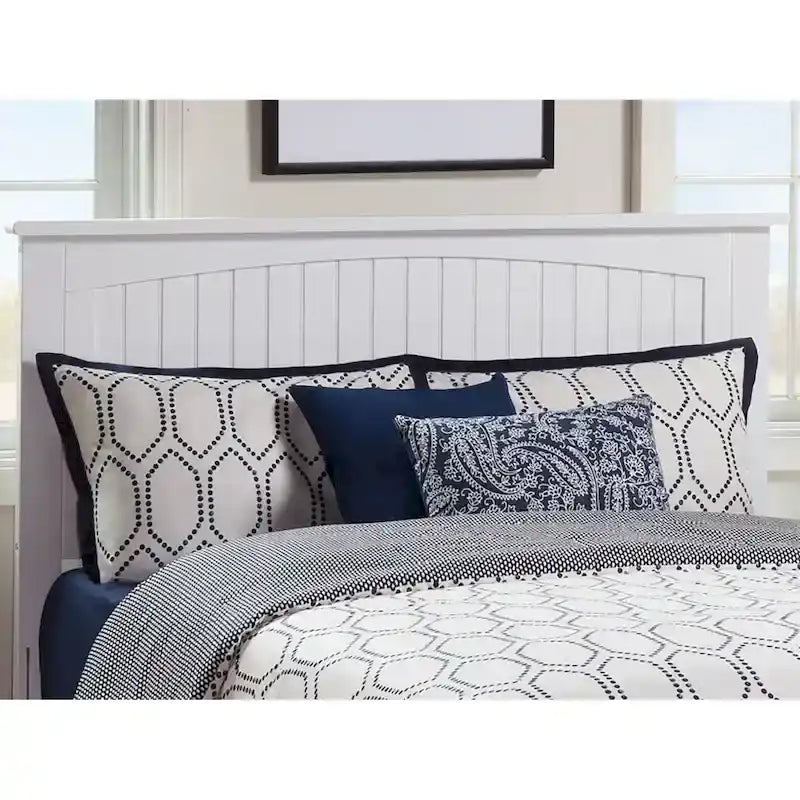 Lit plateforme Queen avec pied de lit assorti en blanc