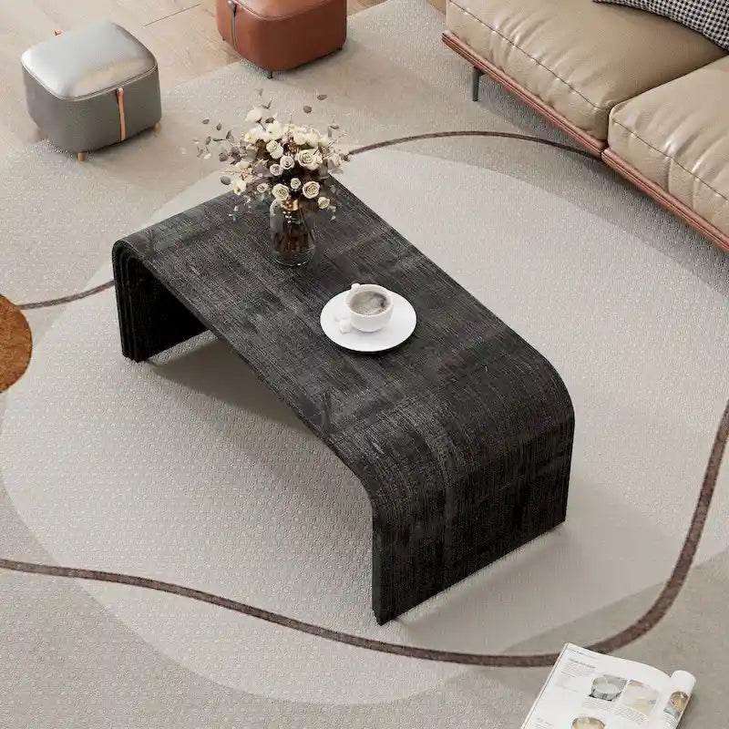 Table basse au design incurvé et à la finition en bois