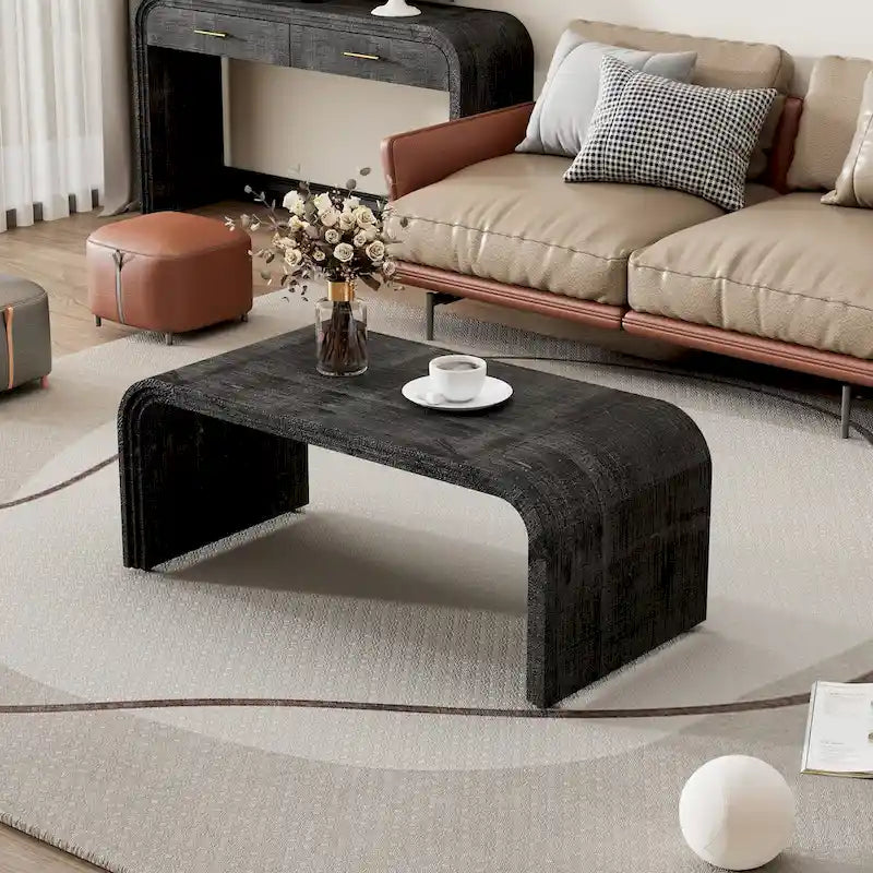 Table basse au design incurvé et à la finition en bois