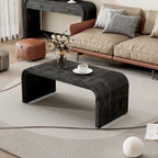 Table basse au design incurvé et à la finition en bois