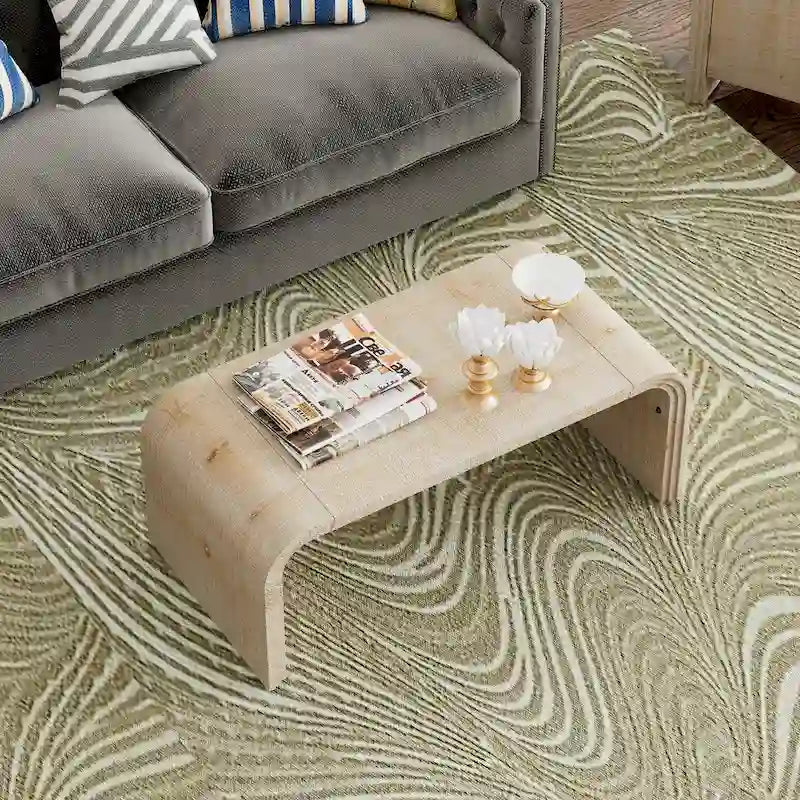 Table basse au design incurvé et à la finition en bois