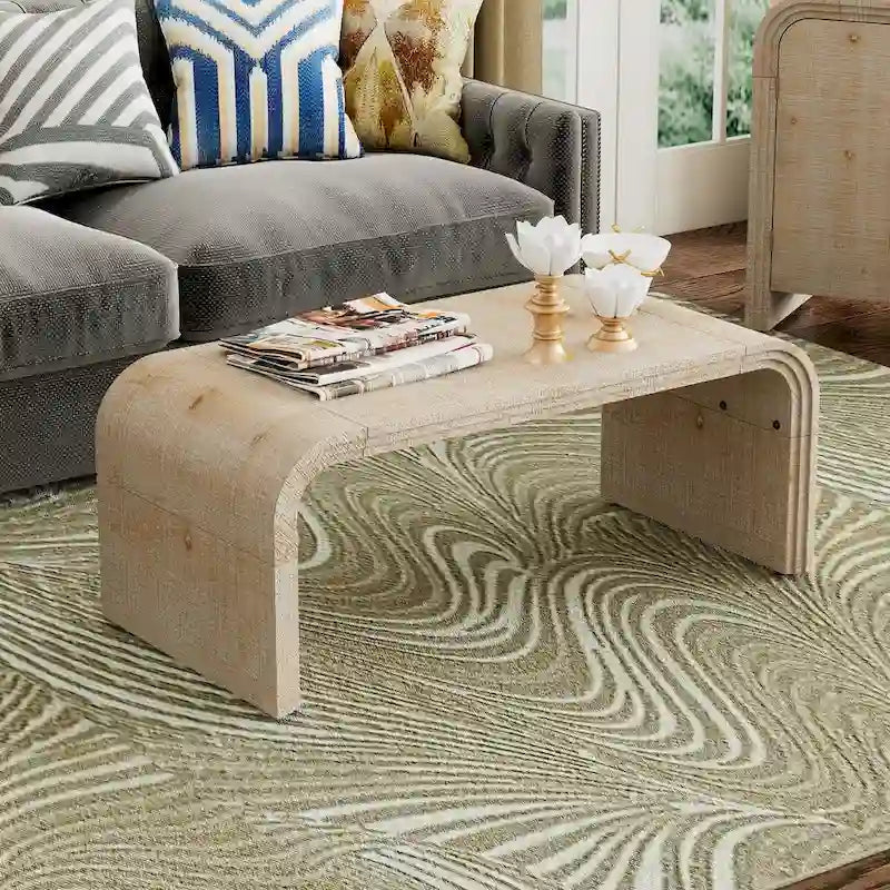 Table basse au design incurvé et à la finition en bois