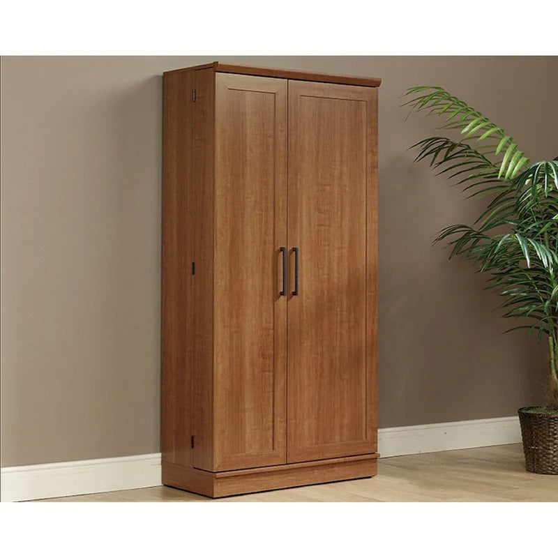 Meuble de rangement avec étagères réglables et portes à panneaux