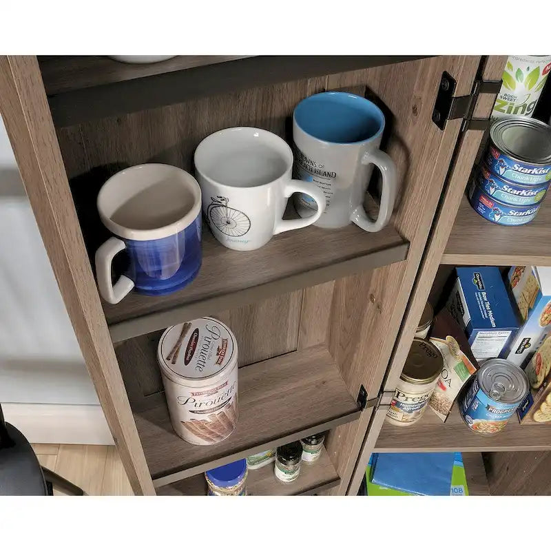 Meuble de rangement avec étagères réglables et portes à panneaux