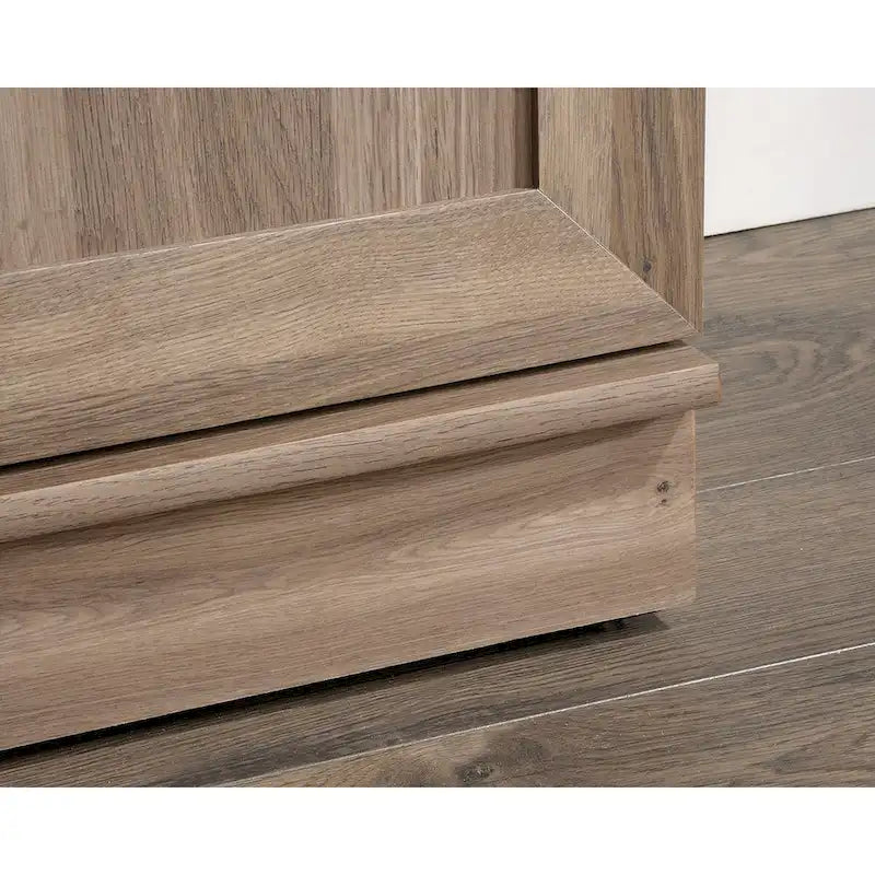 Meuble de rangement avec étagères réglables et portes à panneaux